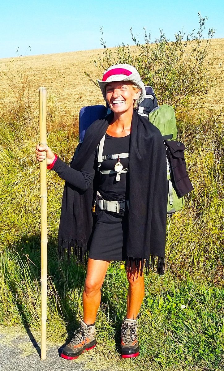 Monika Noja Hauer unterwegs mit Rucksack und Wanderstab